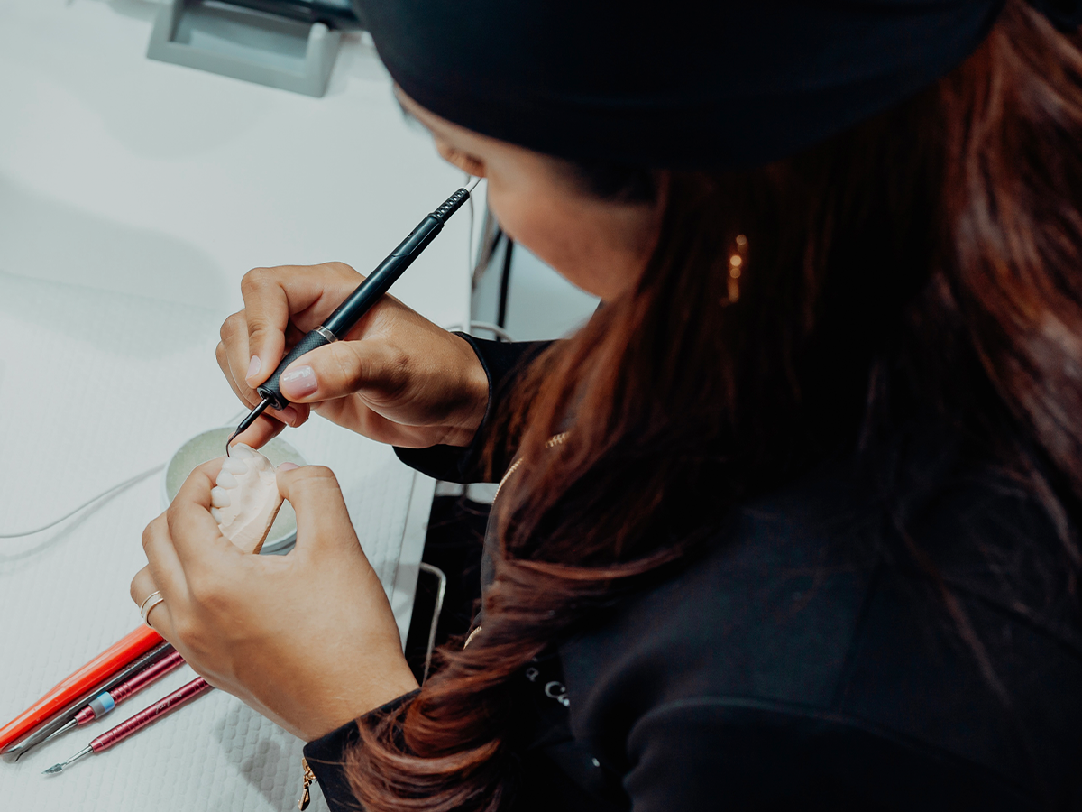 Bastidores da produção de lentes e próteses